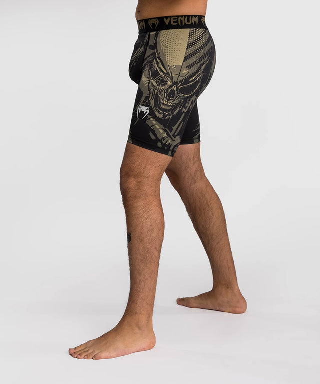 Pantaloncini a compressione Venum Invader – Nero/Sabbia