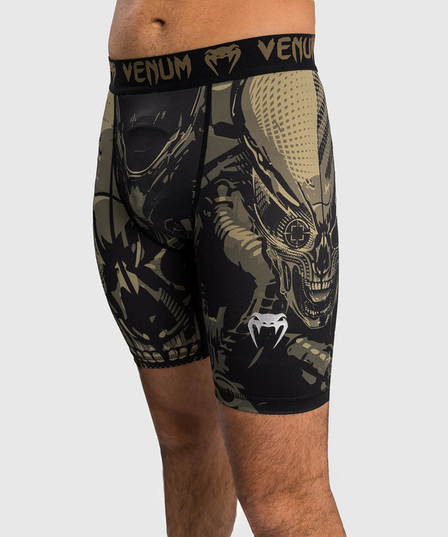 Pantaloncini a compressione Venum Invader – Nero/Sabbia