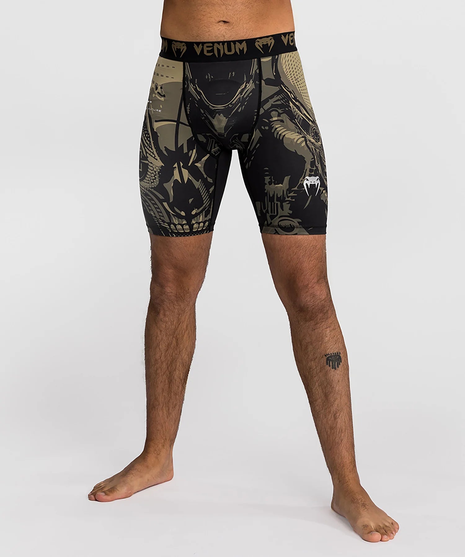 Pantaloncini a compressione Venum Invader – Nero/Sabbia