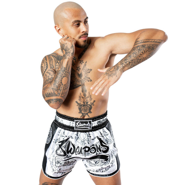 Calções de Muay Thai 8 WEAPONS Carbon Sak Yant Tigers – Branco