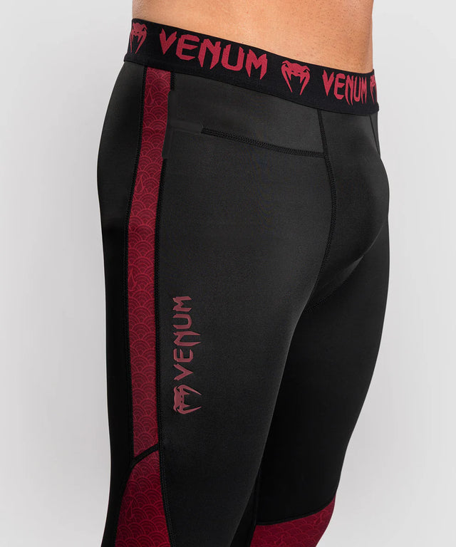 Venum x Assassin's Creed Shadows Spats – Burdeos/Negro
