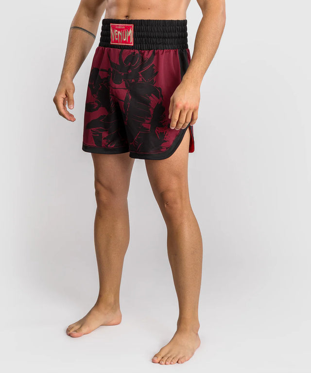 Pantaloncini da boxe Venum x Assassin's Creed Shadows – Bordeaux/Nero