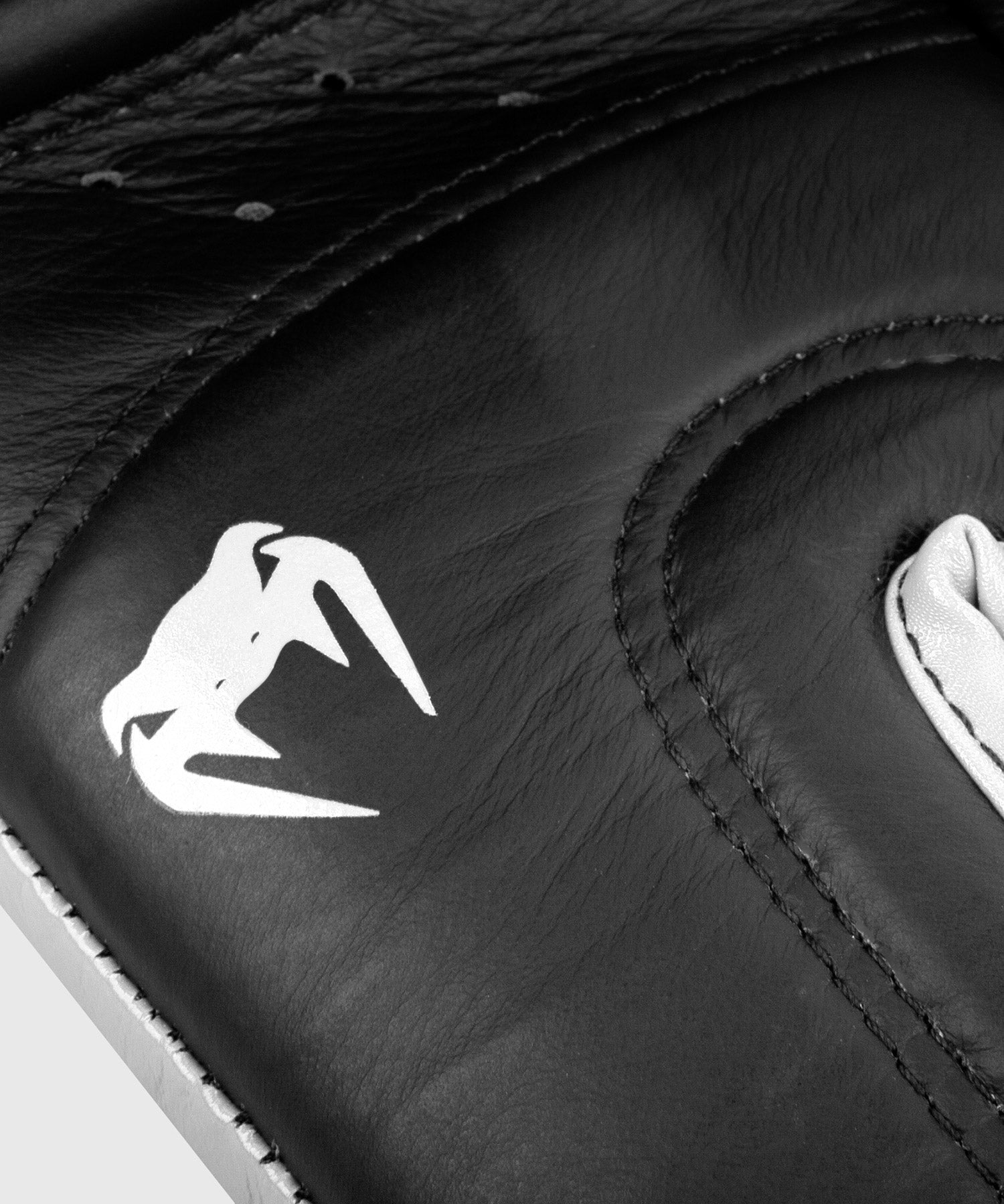 Venum Bokshandschoenen Shield Pro - Zwart/Wit