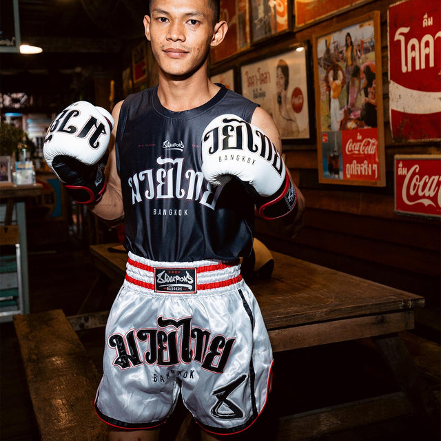 Spodenki Muay Thai 8 WEAPONS Bangkok – Białe/Czarne