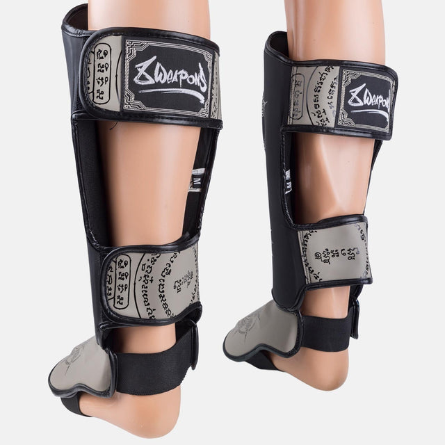 8 WEAPONS Skinnebensbeskyttere 8 Ways Yant – Sort/Sand