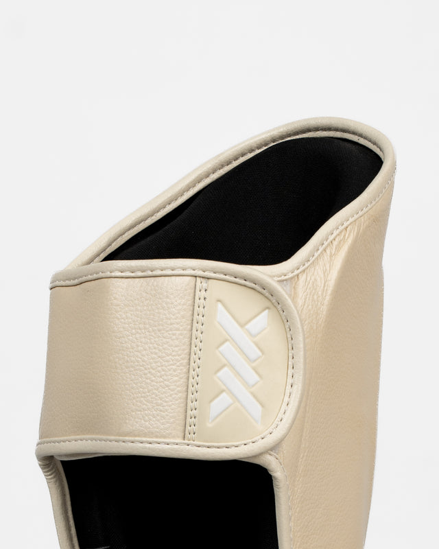 Caged Benskydd 'X' Series – Crème Vit