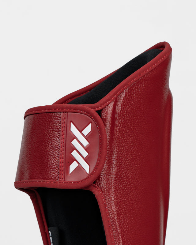 Espinilleras Caged 'X' Series – Rojo Burdeos/Blanco