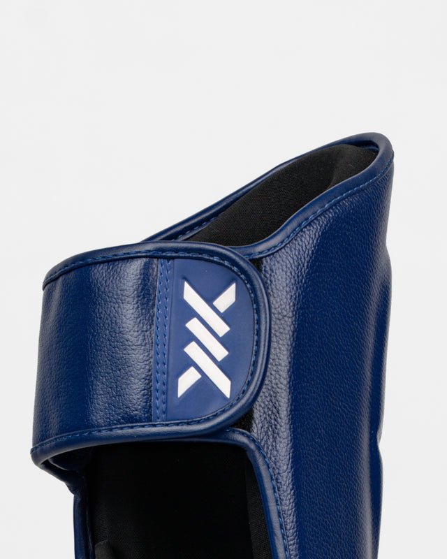 Caged Benskydd 'X' Series – Navy Blå/Vit
