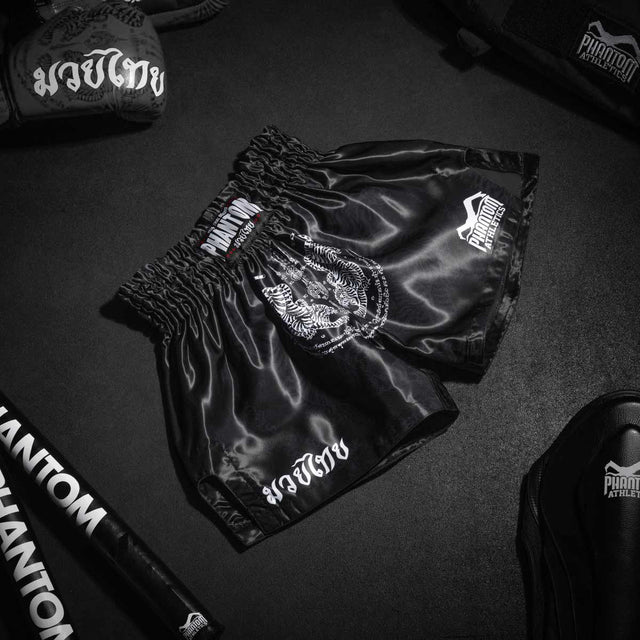 Spodenki Muay Thai Phantom Athletics Sak Yant – Czarne