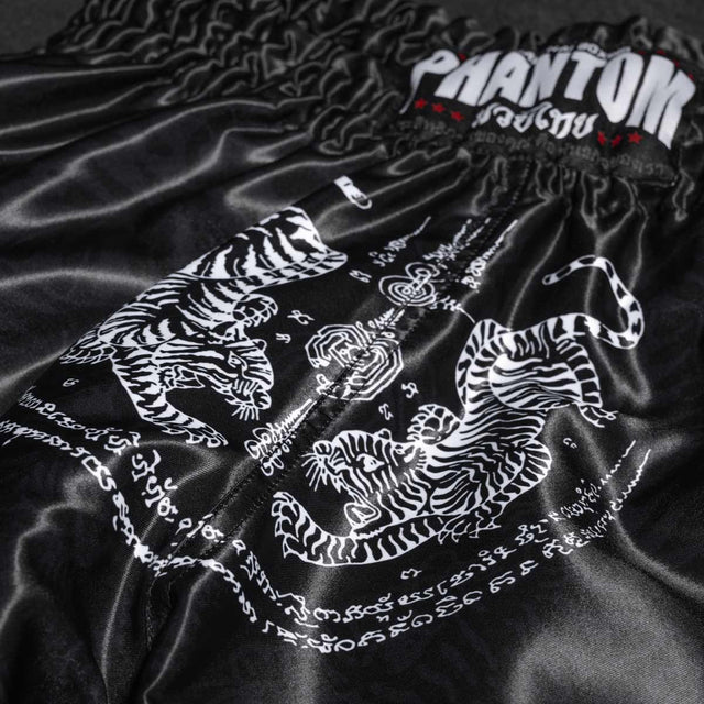 Spodenki Muay Thai Phantom Athletics Sak Yant – Czarne