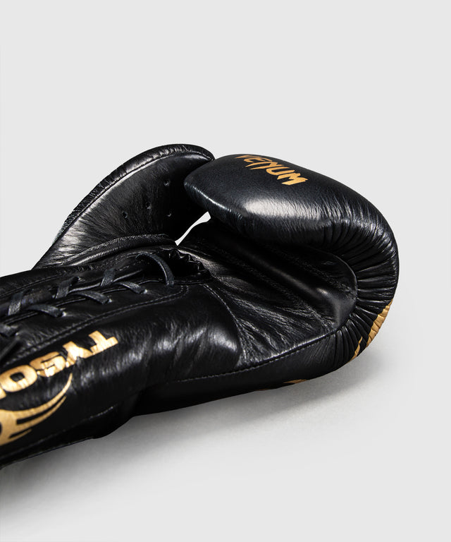 Guantoni da boxe Venum x Mike Tyson Giant 2.0 Pro con allacciatura – Nero/Oro