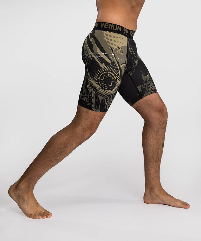 Pantaloncini a compressione Venum Invader – Nero/Sabbia