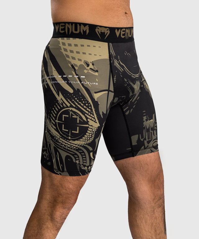 Pantaloncini a compressione Venum Invader – Nero/Sabbia