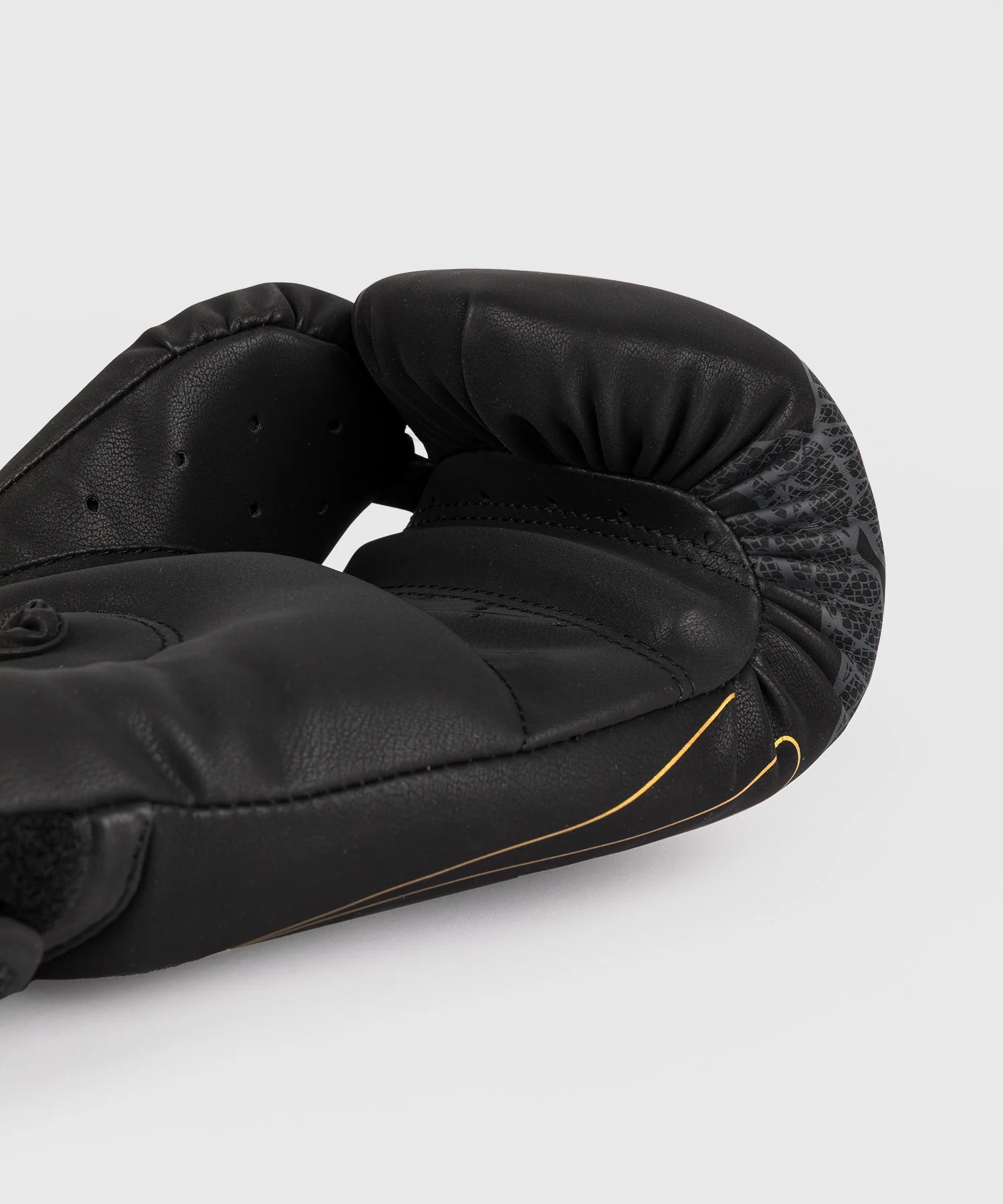 Luvas de boxe Venum Serpenti – Preto