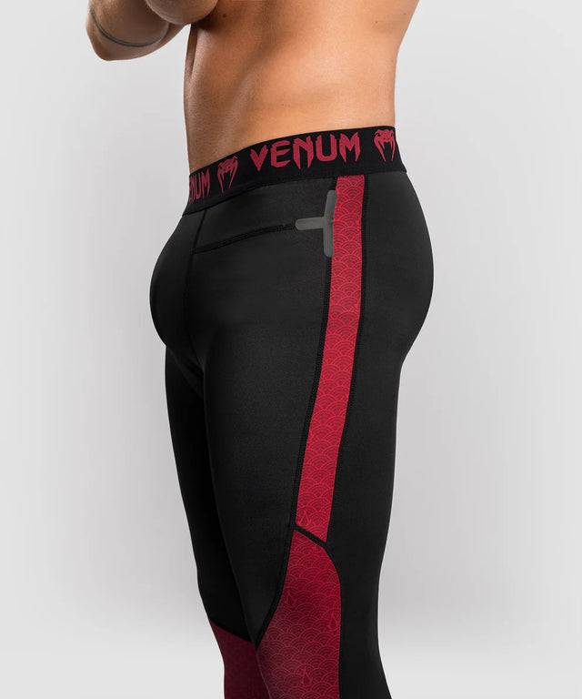 Venum x Assassin's Creed Shadows Spats – Burdeos/Negro