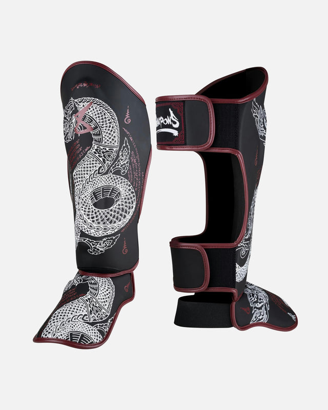 8 WEAPONS Schienbeinschoner Sak Yant Naga – Schwarz/Bordeaux