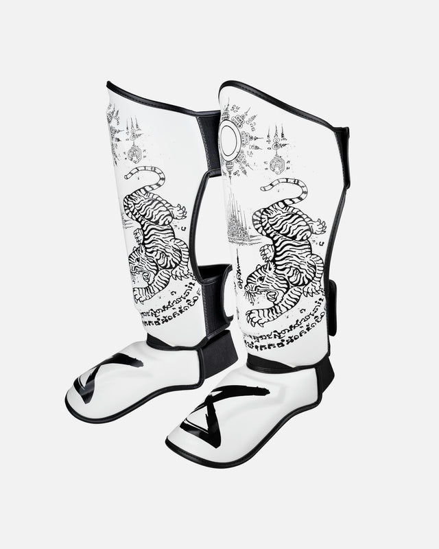 8 WEAPONS Scheenbeschermers Sak Yant Tigers - Wit/Zwart