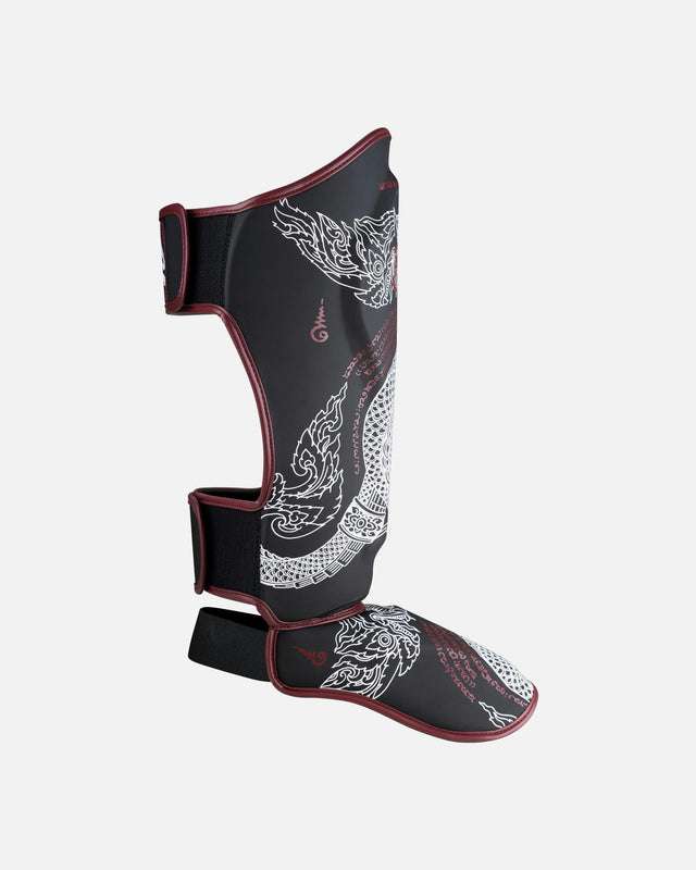 8 WEAPONS Schienbeinschoner Sak Yant Naga – Schwarz/Bordeaux