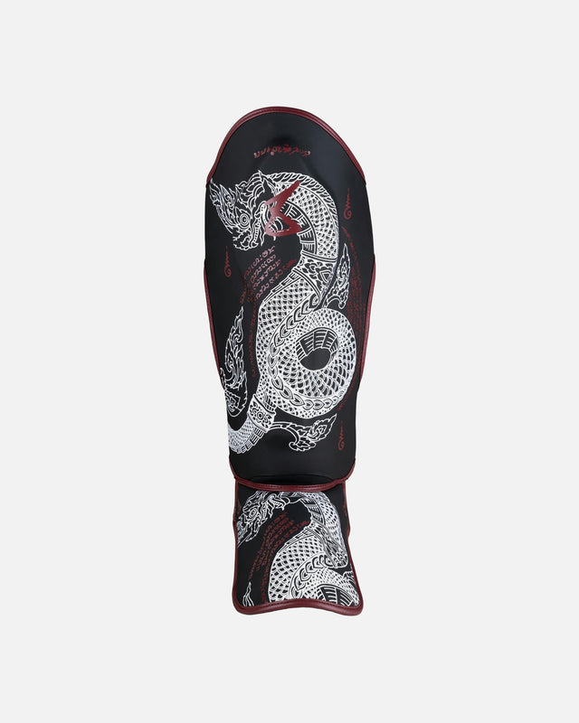 8 WEAPONS Schienbeinschoner Sak Yant Naga – Schwarz/Bordeaux