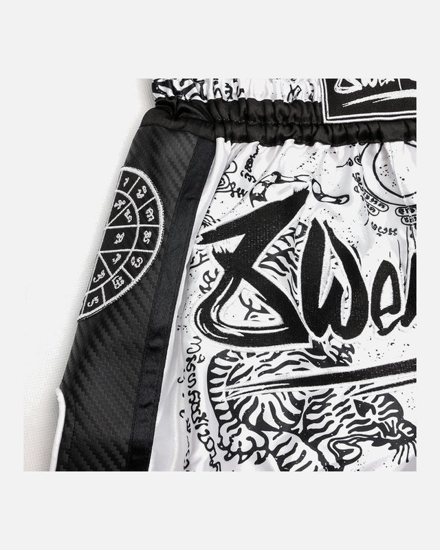 Calções de Muay Thai 8 WEAPONS Carbon Sak Yant Tigers – Branco