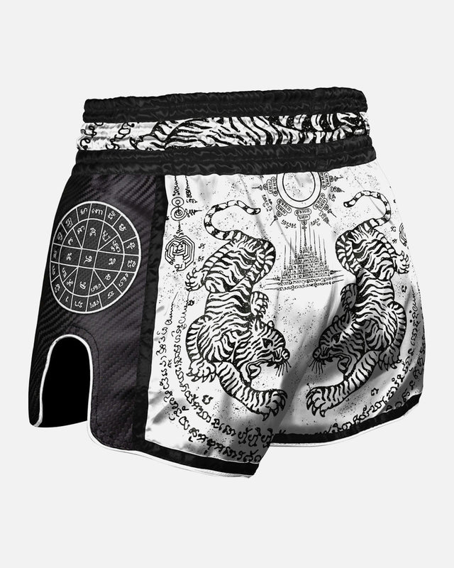 Calções de Muay Thai 8 WEAPONS Carbon Sak Yant Tigers – Branco