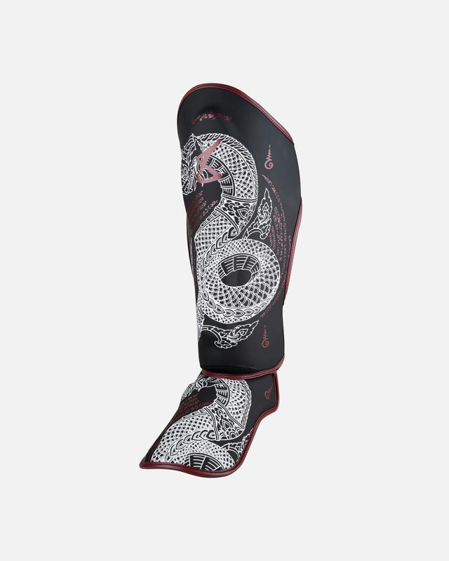 8 WEAPONS Schienbeinschoner Sak Yant Naga – Schwarz/Bordeaux