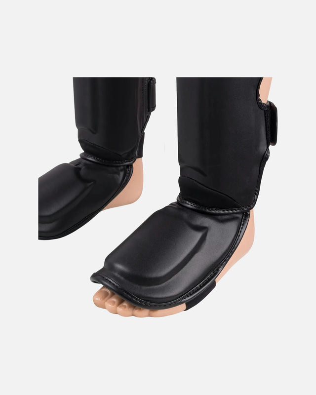 8 WEAPONS Skinnebensbeskyttere BIG 8 Premium – Sort