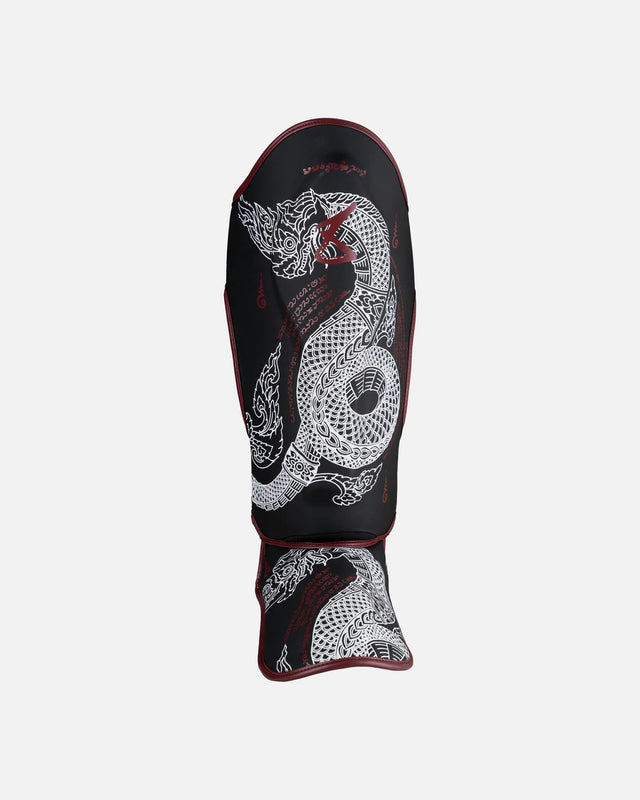 8 WEAPONS Schienbeinschoner Sak Yant Naga – Schwarz/Bordeaux