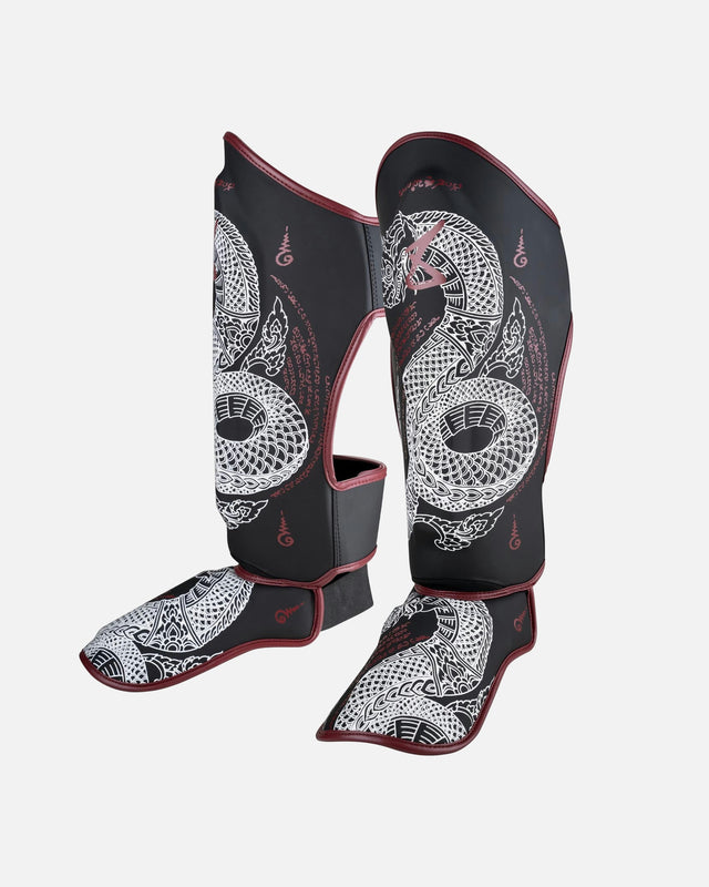 8 WEAPONS Schienbeinschoner Sak Yant Naga – Schwarz/Bordeaux