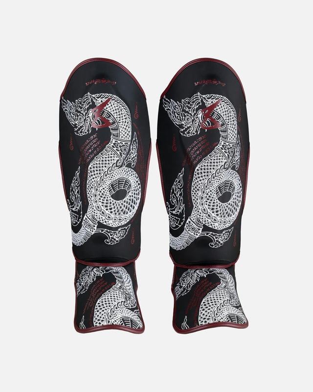 8 WEAPONS Schienbeinschoner Sak Yant Naga – Schwarz/Bordeaux